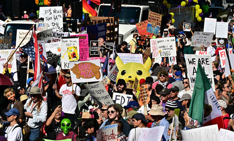 Masyarakat turun ke jalan, memprotes kebijakan Trump dalam sebuah unjuk rasa yang disebut 'No Kings', Sabtu (18/10) Foto: Frederic J. Brown/AFP