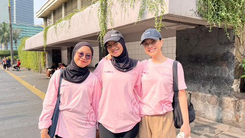 Warga berbaju pink memperingati Hari Peduli Kanker Payudara di kawasan CFD Bundaran HI, Jakarta Pusat, Minggu (19/10/2025). Foto: Nasywa Athifah/kumparan