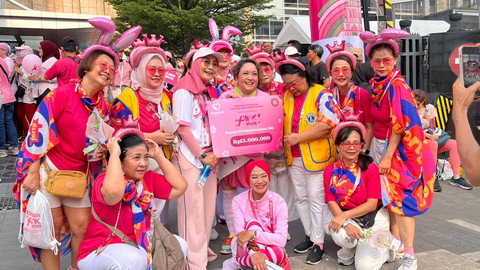 Warga berbaju pink memperingati Hari Peduli Kanker Payudara di kawasan CFD Bundaran HI, Jakarta Pusat, Minggu (19/10/2025). Foto: Nasywa Athifah/kumparan