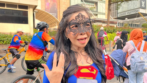 Founder Rumah Harapan Indonesia Valencia Mieke Randa menggunakan kostum Superman di kawasan CFD Bundaran HI, Jakarta Pusat, Minggu (19/10/2025). Foto: Nasywa Athifah/kumparan