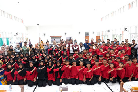Wakil Menteri Sosial Agus Jabo Priyono berdialog dengan siswa Sekolah Rakyat Menengah Pertama (SRMP) 11 Bandung Barat di SMAN 1 Cisarua, Bandung Barat, Sabtu (18/10/2025). Foto: Kemensos RI