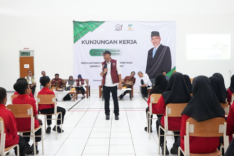 Wakil Menteri Sosial Agus Jabo Priyono berdialog dengan siswa Sekolah Rakyat Menengah Pertama (SRMP) 11 Bandung Barat di SMAN 1 Cisarua, Bandung Barat, Sabtu (18/10/2025). Foto: Kemensos RI