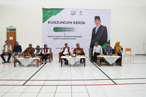 Wakil Menteri Sosial Agus Jabo Priyono berdialog dengan siswa Sekolah Rakyat Menengah Pertama (SRMP) 11 Bandung Barat di SMAN 1 Cisarua, Bandung Barat, Sabtu (18/10/2025). Foto: Kemensos RI
