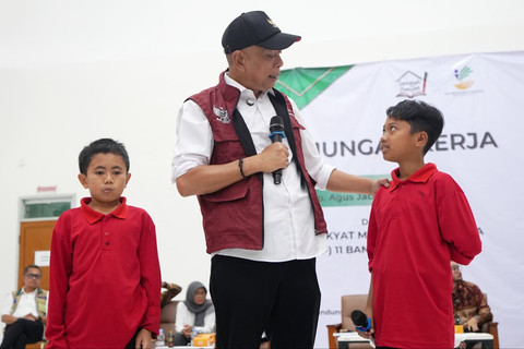 Wakil Menteri Sosial Agus Jabo Priyono berdialog dengan siswa Sekolah Rakyat Menengah Pertama (SRMP) 11 Bandung Barat di SMAN 1 Cisarua, Bandung Barat, Sabtu (18/10/2025). Foto: Kemensos RI