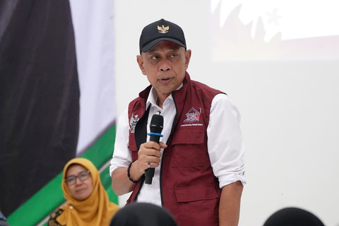Wakil Menteri Sosial Agus Jabo Priyono berdialog dengan siswa Sekolah Rakyat Menengah Pertama (SRMP) 11 Bandung Barat di SMAN 1 Cisarua, Bandung Barat, Sabtu (18/10/2025). Foto: Kemensos RI