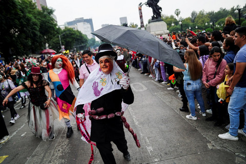 Warga mengikuti Zombie Walk tahunan di Mexico City, Meksiko, Sabtu (18/10/2025). Foto: Toya Sarno Jordan/REUTERS