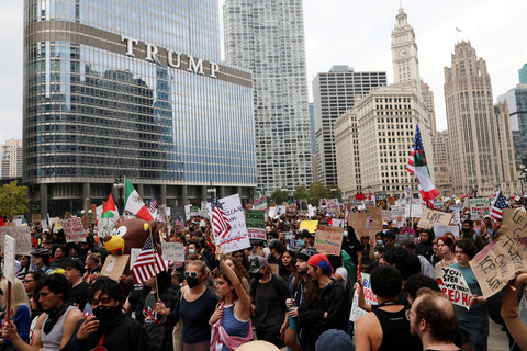 Warga memegang spanduk di depan Trump International Hotel and Tower saat mengikuti protes "No Kings" terhadap kebijakan Presiden AS Donald Trump di Chicago, Illinois, Amerika Serikat, Sabtu (18/10/2025). Foto: JIM VONDRUSKA/REUTERS