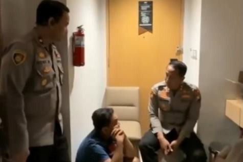 Penangkapan 34 peserta pesta gay di Surabaya, Sabtu (18/10/2025). Foto: Instagram/@samaptapolrestabessby