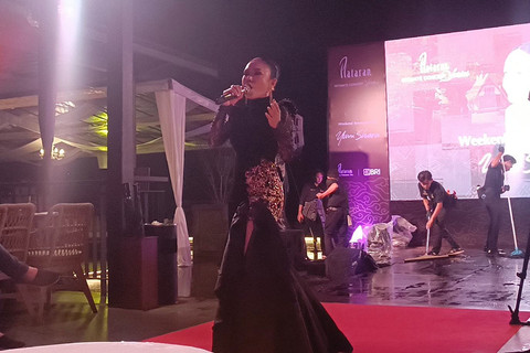 Yuni Shara tampil dalam Plataran Intimate Concert Series di Plataran Puncak, Sabtu (18/10/2025).    Foto: Giovanni/kumparan