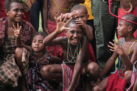 Anak-anak Suku Moi berpose untuk difoto selepas pulang sekolah di Kampung Adat Malasigi, Sorong, Papua Barat Daya. Foto: Iqbal Firdaus/kumparan