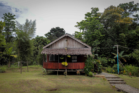 Rumah Moi yang berbentuk rumah panggung dengan luas antara 50-70an meter persegi. Untuk menunjang kebutuhan tamu di Kampung Adat Malasigi, Sorong, Papua Barat Daya. Foto: Iqbal Firdaus/kumparan