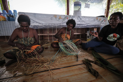Para mama-mama menganyam Tas Noken, tas tradisional khas suku Moi Kelim yang menjadi salah satu sumber pencarian nafkah bagi para perempuan di Kampung Adat Malasigi, Sorong, Papua Barat Daya. Foto: Iqbal Firdaus/kumparan