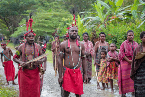 Sejumlah masyarakat adat berdiri untuk bersiap melakukan Tari Alen, tarian khas untuk menyambut para tamu yang datang ke Kampung Malasigi, Sorong, Papua Barat Daya. Foto: Iqbal Firdaus/kumparan