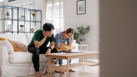 Sedikit riak pada hubungan asmara tak perlu jadi masalah besar. Foto: Chay_Tee/Shutterstock