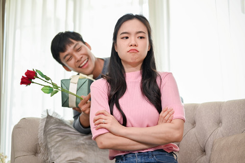 Ilustrasi Ilfeel Tiba-Tiba Jadi Tanda Hubungan Asmara Harus Berakhir. Foto: BongkarnGraphic/Shutterstock