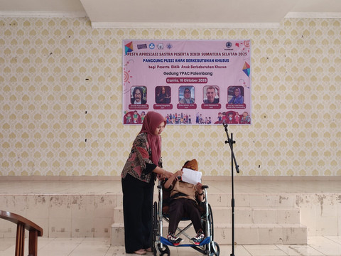 Salah satu anak berkebutuhan khusus yang tampil membacakan puisi di Panggung Rakyat 2025/ist. 