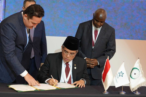 Menteri Ketenagakerjaan RI Yassierli secara resmi menandatangani Statuta Pusat Tenaga Kerja OKI (OIC Labour Centre) di Doha, Qatar, Kamis (16/10/2025). Foto: Kemnaker RI