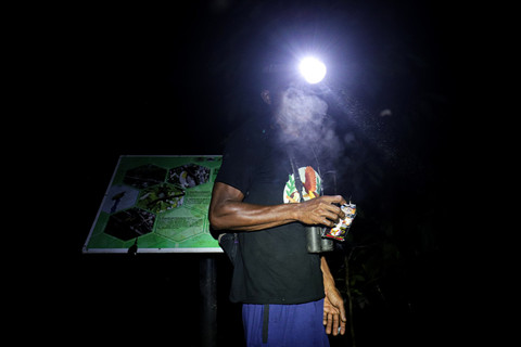 Edison Fami, Warga adat Malasigi, Koordinator Pemelihara PLTS dan Pompa Air di Malasigi bersiap untuk mencari lokasi burung cendrawasih kuning kecil di hutan Balempe. Foto: Iqbal Firdaus/kumparan