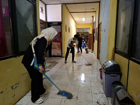 UKM-U  Komunitas Integritas (Koin) Universitas Lampung menggelar kegiatan cleaning to healing di Graha Kemahasiswaan Lama Universitas Lampung pada minggu (19/10). | Foto: istimewa 