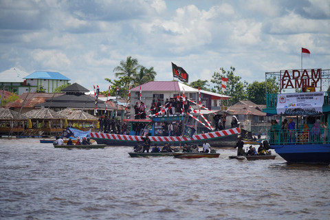 Semarak karnaval air di Masjid Jami Pontianak pada Minggu, 19 Oktober 2025. Foto: Dok. Prokopim Pemkot Pontianak