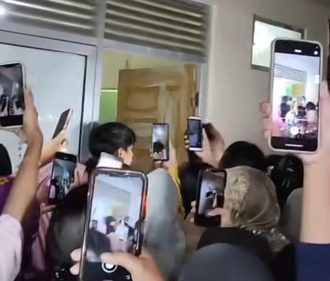 Aksi seorang pria inisal TA yang menyamar menjadi wanita untuk masuk ke asrama mahasiswi Unsri/Instagram: prabumulihngehits