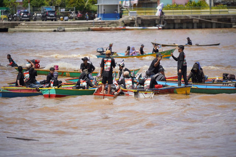Rombongan karnaval air tampak mengitari Sungai Kapuas. Foto: Dok. Prokopim Pemkot Pontianak