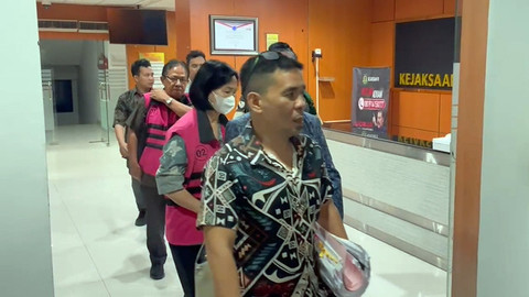 Eks Rektor Universitas Sam Ratulangi (Unsrat) Manado, EJK alias Ellen, saat dibawa menuju ke Rutan Malendeng setelah diperiksa oleh Kejaksaan Tinggi Sulawesi Utara, terkait kasus dugaan tindak pidana korupsi.