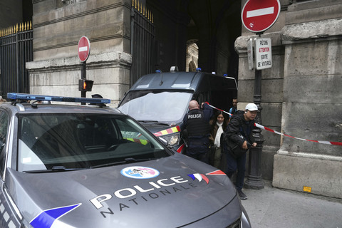 Sejumlah petugas kepolisian berjaga mengevakuasi pengunjung saat perampokan di Museum Louvre, Paris, Prancis, Minggu (19/10/2025). Foto: Dimitar Dilkoff/AFP