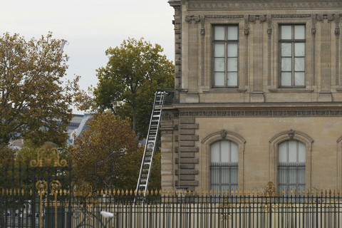 Suasana di luar saat perampokan di Museum Louvre, Paris, Prancis, Minggu (19/10/2025).  Foto: Dimitar Dilkoff/AFP