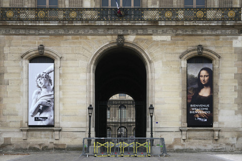 Suasana diluar saat perampokan di Museum Louvre, Paris, Prancis, Minggu (19/10/2025). Foto: Dimitar Dilkoff/AFP