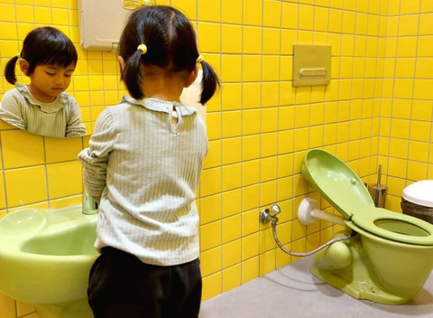 Selain lebih aman dan nyaman, toilet dan washtafel mini mengajarkan si kecil untuk mandiri sejak dini. 