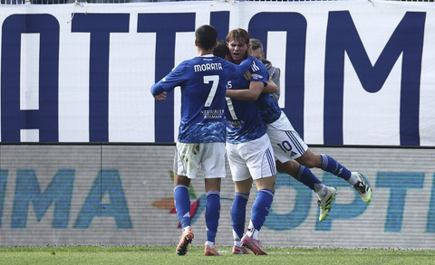 Pemain Como FC Nico Paz berselebrasi bersama rekan setimnya usai mencetak gol ke gawang Juventus pada pertandingan Liga Italia musim 2025/2026 di Stadio Giuseppe Sinigaglia, Como, Italia, Minggu (19/10/2025). Foto: Guglielmo Mangiapane/Reuters