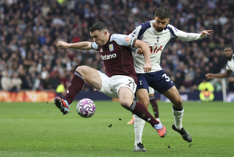 Pemain Tottenham Hotspur Rodrigo Bentacur berebut bola dengan pemain Aston Villa John McGinn dalam pertandingan Liga Inggris musim 2025/2026 di Stadion Tottenham Hotspur, London, Inggris, Minggu (19/10/2025). Foto: Paul Childs/Reuters