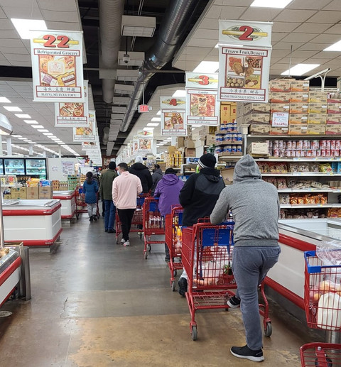 Warga mengantre di Supermarket. Sumber: Dokumen Pribadi.