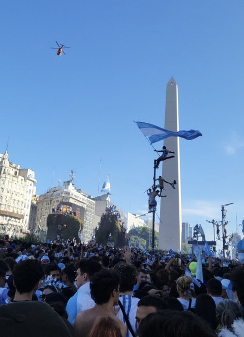 Lautan manusia berkumpul di Obelisco, salah satu landmark kota Buenos Aires (dok. Pribadi)