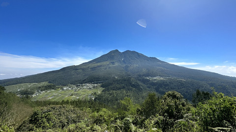 Ilustrasi Gunung Lawu (Sumber: https://www.shutterstock.com/id/)