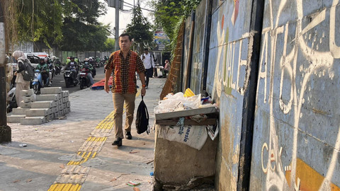 Sisa-sisa alat proyek pembangunan trotoar yang masih berserakan di dekat MRT Fatmawati, Jakarta Selatan, Senin (20/10/2025). Foto: Nasywa Athifah/kumparan