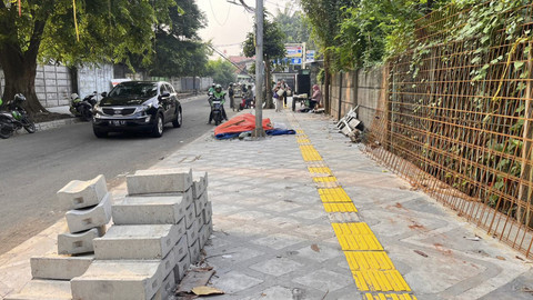 Sisa-sisa alat proyek pembangunan trotoar yang masih berserakan di dekat MRT Fatmawati, Jakarta Selatan, Senin (20/10/2025). Foto: Nasywa Athifah/kumparan