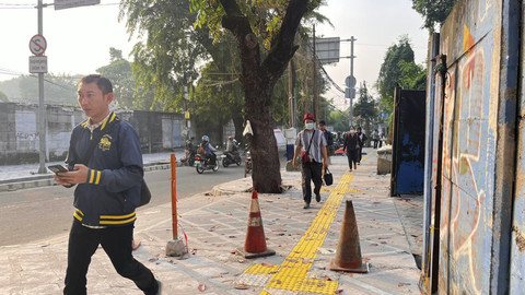 Sisa-sisa alat proyek pembangunan trotoar yang masih berserakan di dekat MRT Fatmawati, Jakarta Selatan, Senin (20/10/2025). Foto: Nasywa Athifah/kumparan