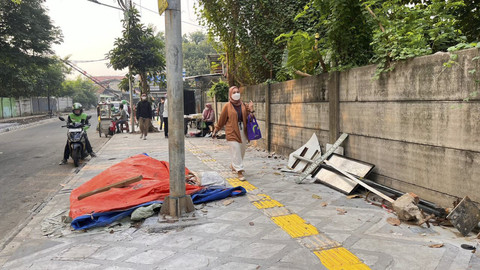 Sisa-sisa alat proyek pembangunan trotoar yang masih berserakan di dekat MRT Fatmawati, Jakarta Selatan, Senin (20/10/2025). Foto: Nasywa Athifah/kumparan