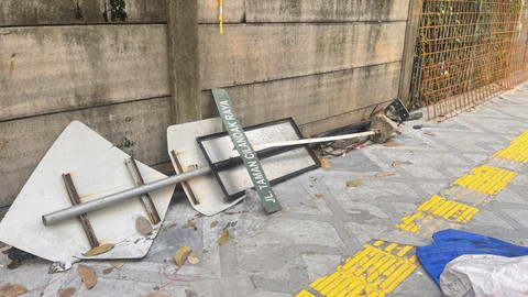 Sisa-sisa alat proyek pembangunan trotoar yang masih berserakan di dekat MRT Fatmawati, Jakarta Selatan, Senin (20/10/2025). Foto: Nasywa Athifah/kumparan