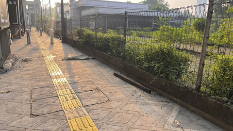 Sisa-sisa alat proyek pembangunan trotoar yang masih berserakan di dekat MRT Fatmawati, Jakarta Selatan, Senin (20/10/2025). Foto: Nasywa Athifah/kumparan