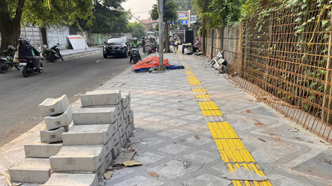 Sisa-sisa alat proyek pembangunan trotoar yang masih berserakan di dekat MRT Fatmawati, Jakarta Selatan, Senin (20/10/2025). Foto: Nasywa Athifah/kumparan