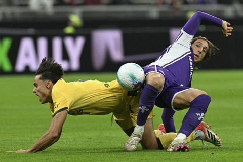 Pemain AC Milan Samuele Ricci berebut bola dengan pemain Fiorentina Jacopo Fazzini pada pertandingan.  Foto: Stefano Rellandini/AFP