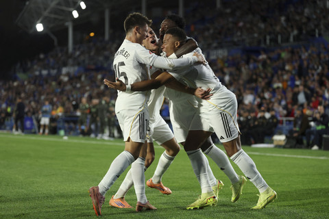 Pemain Real Madrid Kylian Mbappe berselebrasi bersama rekan setimnya usai mencetak gol ke gawang Getafe pada pertandingan Liga Spanyol musim 2025/2026 di Coliseum Alfonso Perez Stadium, Getafe, Spanyol, Minggu (19/10/2025). Foto: Thomas Coex/AFP