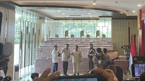 Presiden Prabowo Subianto tiba untuk menyaksikan penyerahan uang sitaan sebesar Rp 13,2 T dalam kasus korupsi CPO di Kejaksaan Agung, Jakarta Selatan, Senin (20/10/2025). Foto: Fadhil Pramudya/kumparan