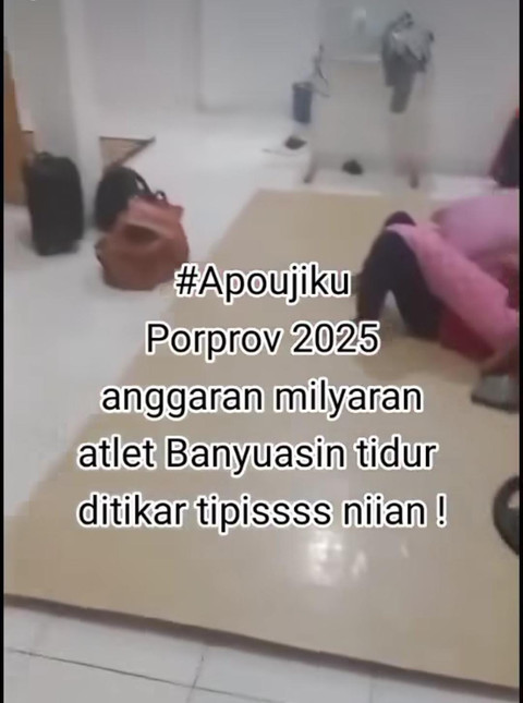 Suasana penginapan yang dinilai tidak layak, hanya beralaskan karpet tipis, dengan ruangan pengap dan satu kipas angin untuk digunakan ramai-ramai di Porprov XV Sumsel, Muba. Foto : Tangkap Layar/Istimewa