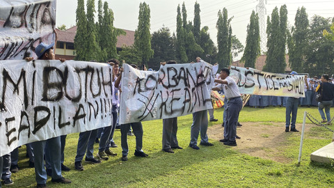 Ratusan siswa SMAN 11 Semarang menggelar aksi unjuk rasa menuntut korban kasus video palsu pornografi 'Skandal Smanse' mendapat keadilan. Foto: Dok. Istimewa