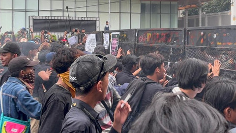 Suasana demo mahasiswa di kawasan Patung Kuda, Jakarta Pusat, Senin (20/10/2025). Foto: Abid Raihan/kumparan