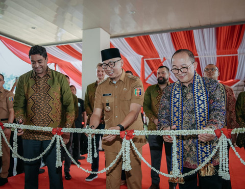 Gubernur Lampung, Rahmat Mirzani Djausal saat meresmikan pabrik penyulingan minyak kelapa sawit (Lampung Refinery) milik PT. Parcim Nusantara Lestari Foods, bagian dari Cargill Group | Foto : Dok. Adpim